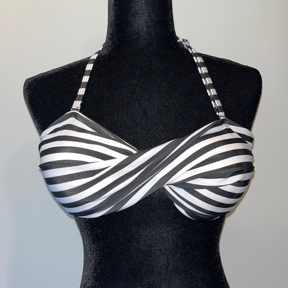 Black & White Stripped Bikini Top. 👙 EUC!